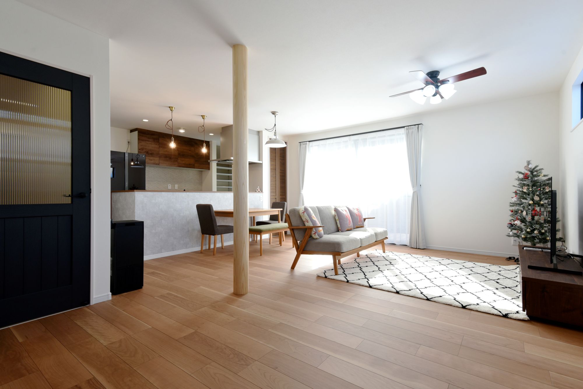 家の中心は光あふれるリビング