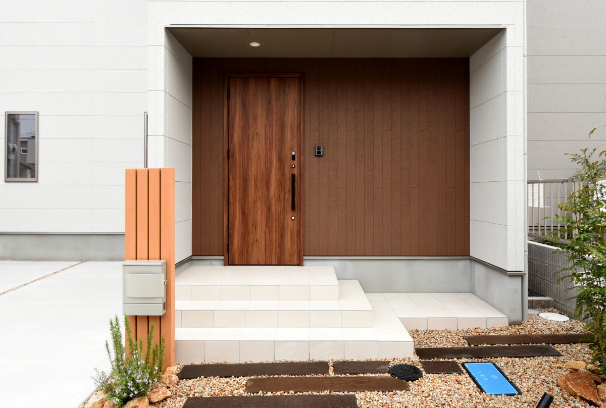 植栽が映えるシンプルハウス