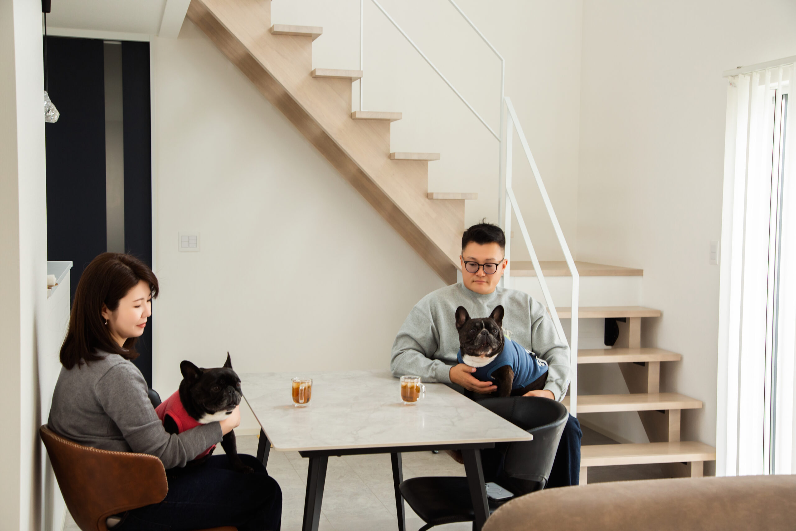 大きな窓から光がそそぐ、2匹の愛犬と暮らす開放的な住まい