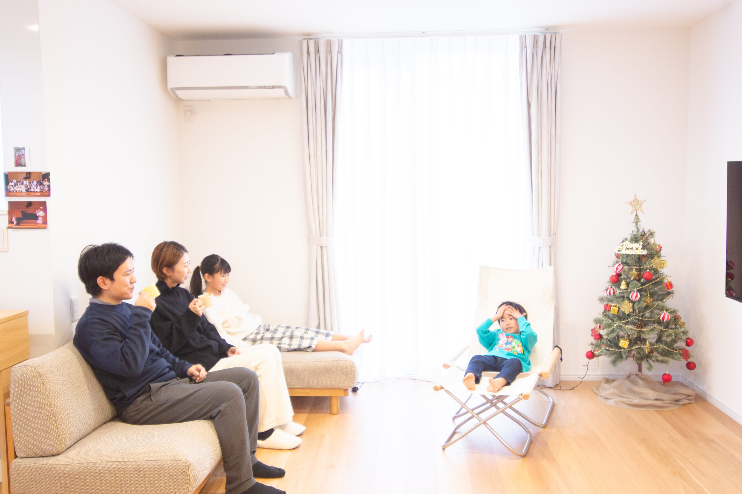 陽だまりのリビングに、家族の笑顔が集う家