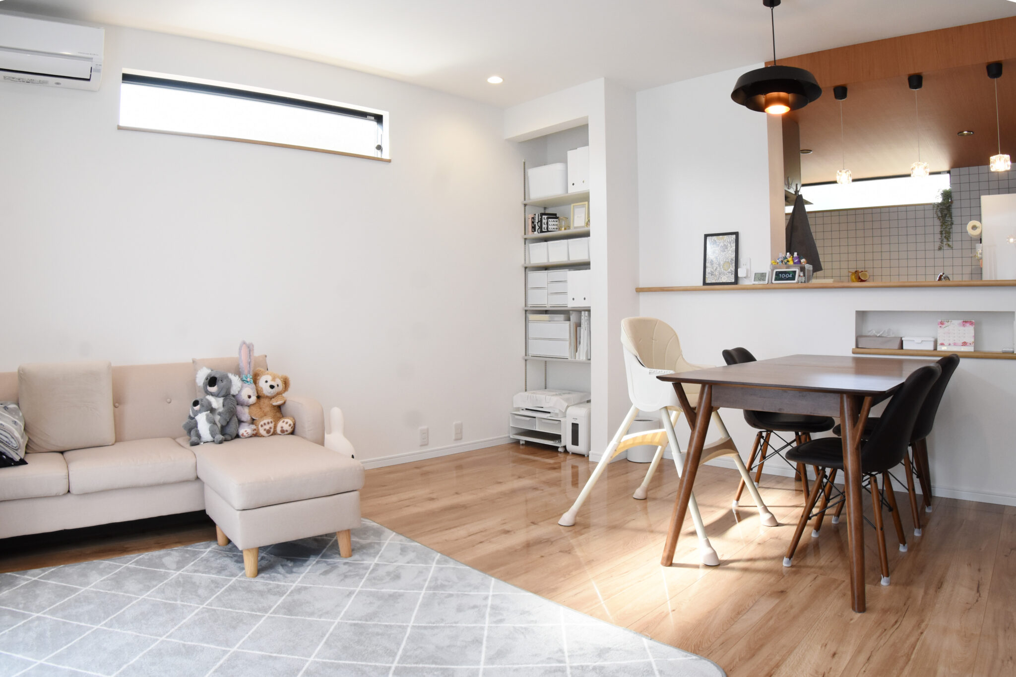 カフェ風キッチンと明るいリビング